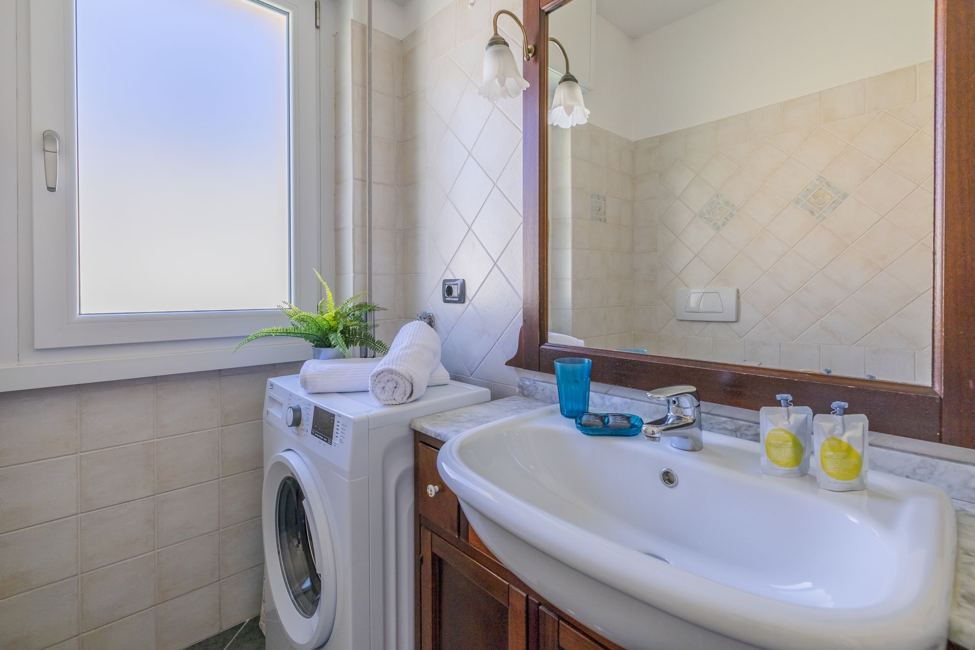 Bagno moderno con lavatrice e box doccia - Enjoy Varenna